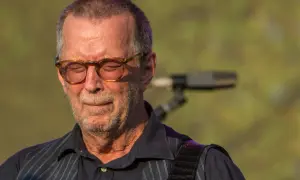 Eric Clapton, w okularach, zamyka oczy, jakby wspominał "Tears in Heaven" - piosenkę o stracie i bólu.