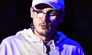 Pezet w białej czapce i okularach, w bluzie z kapturem. Jego plan B to zawsze dobra muzyka.