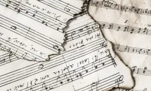 Spalone nuty, fragmenty zapisu muzycznego. "Adagio co to znaczy?" - wolno, powoli, jak w tej starej melodii.