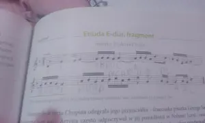 Fragment Etiudy E-dur Fryderyka Chopina, z zapisanymi nutami i literami, świadczy o jego geniuszu w muzyce.
