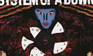 Okładka albumu System of a Down. Surrealistyczna grafika z niebieską twarzą, zegarem i abstrakcyjnymi kształtami.