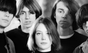 Cztery młode osoby z charakterystycznymi fryzurami, tworzące zespół. Czy to jest shoegaze co to za styl?