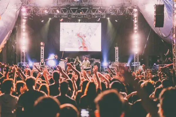 Koncert na żywo, tłum szaleje, a na scenie australijskie gwiazdy muzyki dają z siebie wszystko.