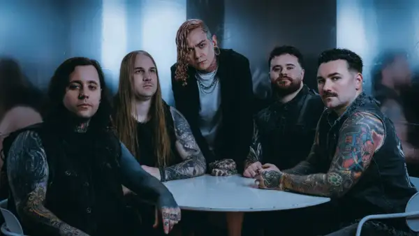Zespół Lorna Shore Polska przy okrągłym stole, z tatuażami i w mrocznym klimacie.