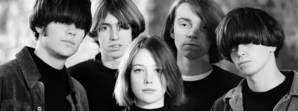 Cztery młode osoby z charakterystycznymi fryzurami, tworzące zespół. Czy to jest shoegaze co to za styl?